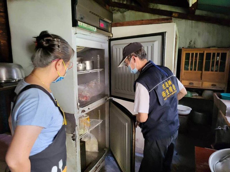 為維護觀光客的食品安全,花蓮縣衛生局提出「七星潭觀光美食業衛生自主管理及認證輔導計畫」,協助業者自主管理,鼓勵申請GHP認證。(花蓮縣衛生局提供)中央社記者李先鳳傳真 112年8月29日