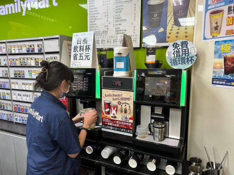 台中市政府宣布自10月1日起，台中市轄內「飲料店」將不得提供一次用塑膠杯（含生物可分解塑膠材質的PLA杯）。（台中市政府提供）中央社記者郝雪卿傳真  112年8月29日