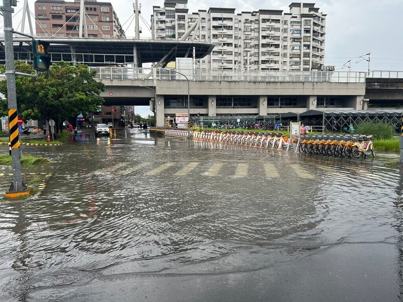 受午後對流發展旺盛影響，屏東29日下午下起大雨，市區道路有多處出現積水狀況。（警方提供）中央社記者李卉婷傳真 112年8月29日