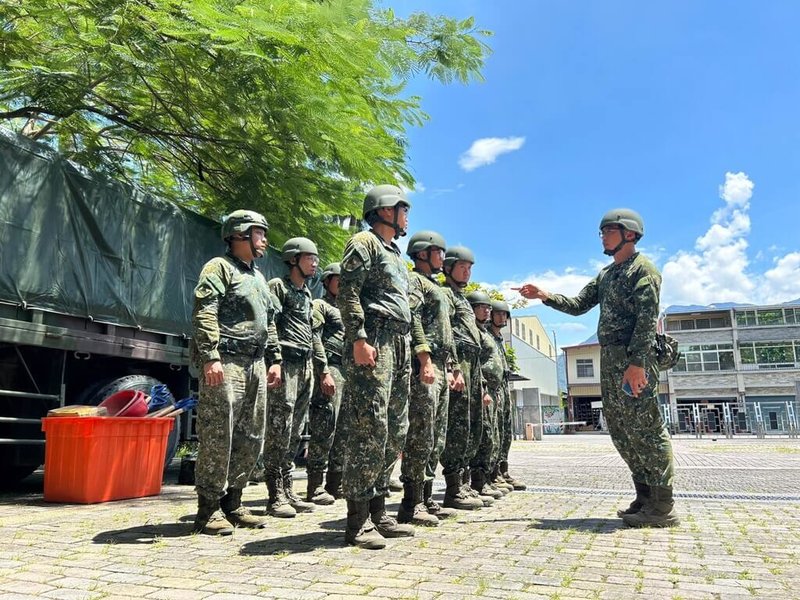 颱風蘇拉逐漸靠近台灣，國軍預置兵力抵達高雄六龜高中，帶隊幹部對編組人員實施勤前教育，確保救援工作在安全狀況下執行。（國防部提供）中央社記者游凱翔傳真  112年8月29日