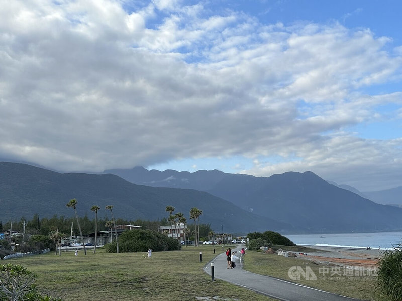 知名景點花蓮七星潭常吸引遊客到訪，為維護觀光客的食品安全，花蓮縣衛生局提出「七星潭觀光美食業衛生自主管理及認證輔導計畫」，針對七星潭地區的食品業者完成專家輔導。中央社記者李先鳳攝  112年8月29日