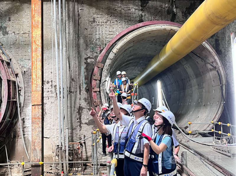 桃園捷運綠線首段隧道完成貫通，桃園市長張善政（前右2）29日前往視察。中央社記者葉臻攝 112年8月29日