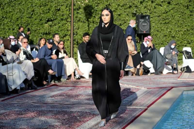 新任教育部長艾塔爾以世俗主義為名，宣布校園將禁穿長罩袍。圖為沙烏地阿拉伯時裝秀，模特爾身穿長罩袍走秀。（路透社）