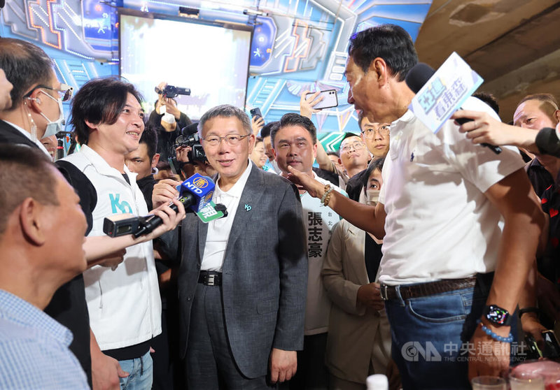 鴻海集團創辦人郭台銘(前右)、台灣民眾黨主席柯文哲(前中)29日晚間都出席台北市計程車工會普渡餐會,兩人短暫互動後,柯文哲先行離去。中央社記者趙世勳攝 112年8月29日