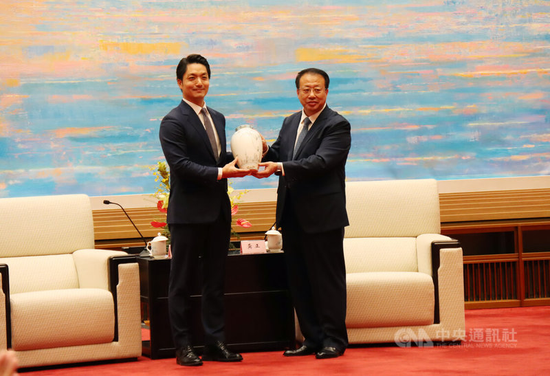 上海市長龔正(右)29日晚間致贈到訪的台北市長蔣萬安瓷器「玉蘭花開」,其底影設計勾勒出上海浦江兩岸的建築群和上海市花白玉蘭,前者象徵歷史和現代的融合,白玉蘭代表上海人民歡迎台北來的貴賓,象徵兩市人民的情感。中央社記者張淑伶攝 112年8月29日