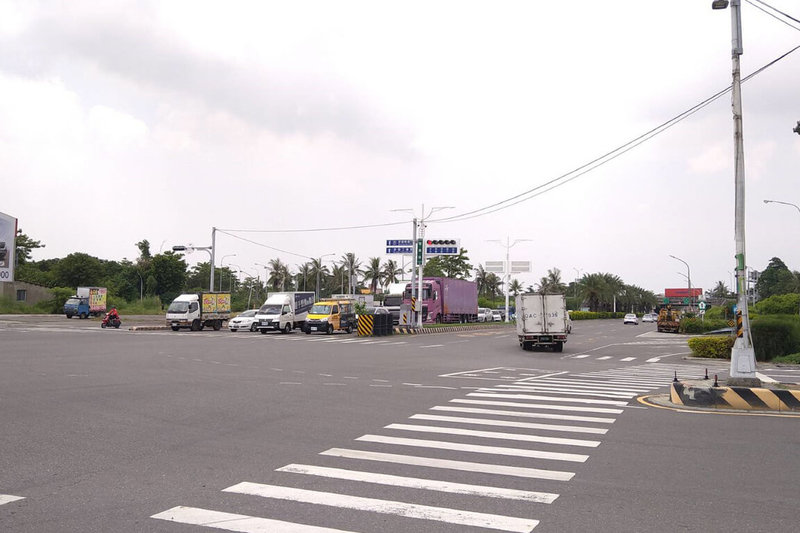 台南市政府交通局29日表示,針對國道1號新營交流道車流龐大,造成周邊平面道路經常壅塞,提出新營交流道改善計畫,盼獲中央支持。圖為新營交流道周邊道路。(台南市交通局提供)中央社記者楊思瑞台南傳真 112年8月29日