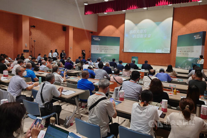 今周刊29日在台南沙崙綠能科技示範場域舉辦「2023前進大南方」論壇,產、官、學、研界代表參與交流。中央社記者楊思瑞攝 112年8月29日