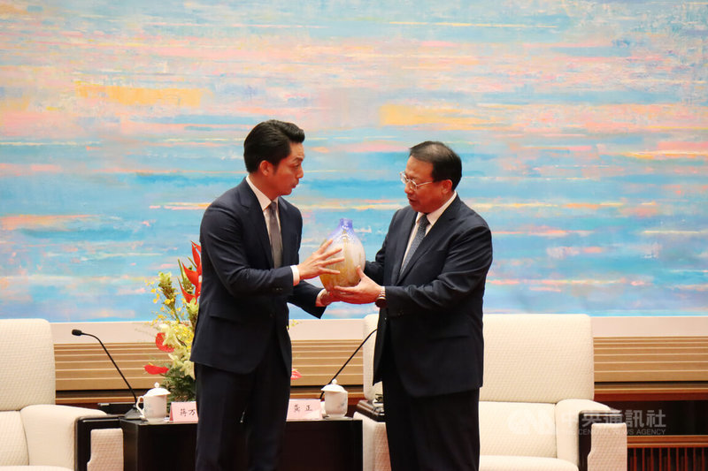 台北市長蔣萬安(左)率團前往上海參加2023城市論壇,29日會見時致贈上海市長龔正禮品「春池玻璃-靚瓶」,以TFT回收玻璃原料手工精製而成,兼具藝術與環保層面,呼應本屆論壇主題「新趨勢 新發展」。中央社記者張淑伶攝 112年8月29日