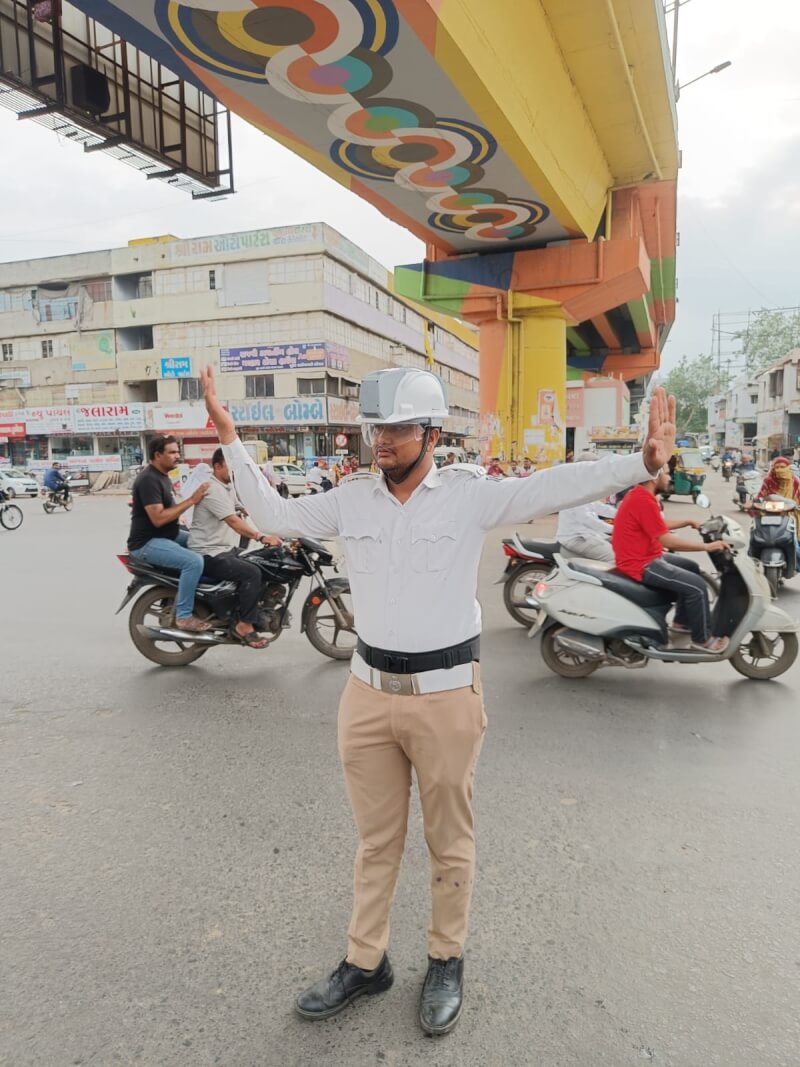 印度西部古茶拉底省一城市為交通警察提供「空調安全帽」，讓交通警察能在較舒適的環境下執勤。（圖取自twitter.com/sanghaviharsh）