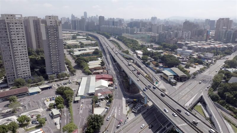 交通部公路總局29日舉辦台65線增設浮洲地區北上、南下匝道工程通車典禮,未來將可分散車流、縮短旅程、簡化行車動線。圖為台65線浮洲匝道空拍圖。(交通部公路總局提供)中央社記者黃旭昇新北傳真 112年8月29日