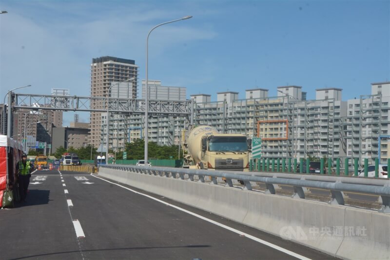 台65線增設浮洲地區北上、南下匝道工程29日通車,將串聯各路網並分流長途與短途旅次、抒解20%車流,也簡化動線提升地區用路水準。圖為南下匝道口開放通車前畫面。中央社記者黃旭昇新北攝 112年8月29日