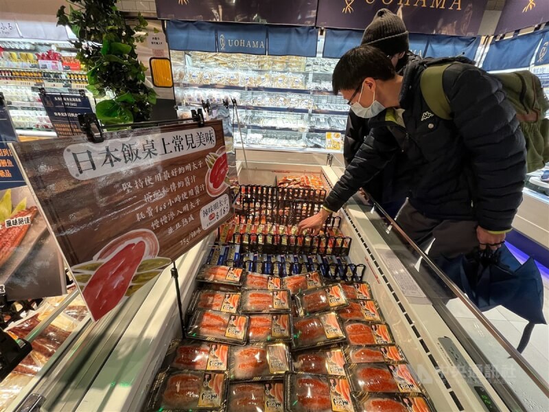 海委會表示，政府早自109年起擴大採樣檢驗海水、漁產、日本進口食品等共20幾萬件，結果皆無輻射異常。圖為民眾於日式連鎖超市採買日本進口食品。（中央社檔案照片）