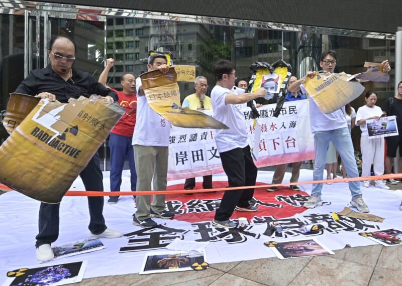圖為香港民眾24日聚集在日本駐香港總領事館前抗議核處理水排海。（共同社）