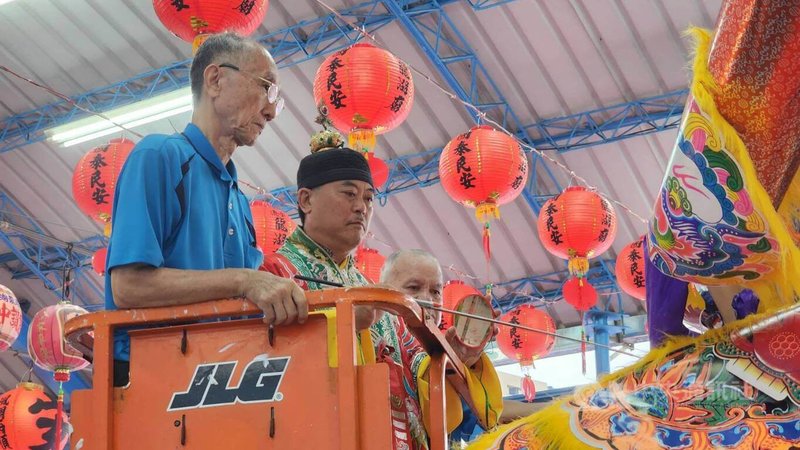 高雄小港龍湖廟有228年歷史,廟方112年循古禮舉辦大士爺祭典,打造全台最大5.2米糊紙大士爺,29日下午由道士進行開光點眼儀式。中央社記者洪學廣攝 112年8月29日