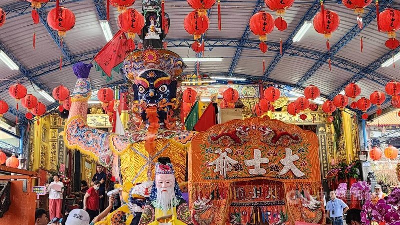 高雄市小港龍湖廟29日起舉辦為期3天的大士爺祭典,廟方恭請高5.2公尺的大士爺糊紙金身坐鎮普度法會,並敬邀十方善信共襄盛舉。中央社記者洪學廣攝 112年8月29日