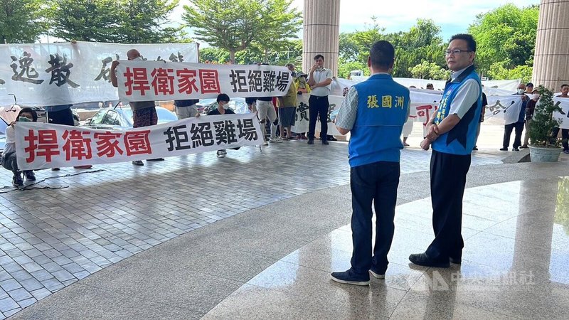 台東縣議會29日召開臨時會，台東市康樂、建農里兩地居民不約而同前往陳情，拒絕養雞場再入侵，盼縣府設置養殖專區。中央社記者盧太城台東攝  112年8月29日