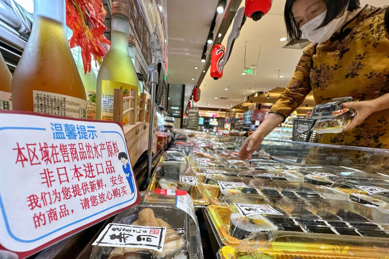 北京一間超市29日貼出告示，表明賣場販售的水產非日本進口品。（共同社）