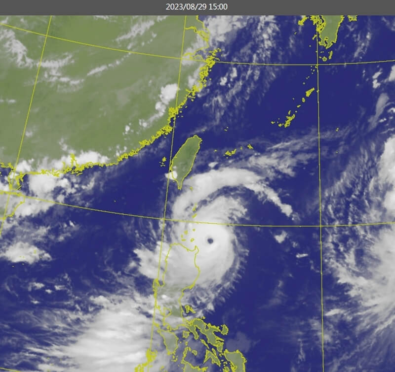 颱風蘇拉逐漸靠近台灣，氣象局29日表示，預計下午5時30分將針對屏東發布陸上颱風警報。圖為29日下午3時衛星雲圖。（圖取自中央氣象局網頁cwb.gov.tw）
