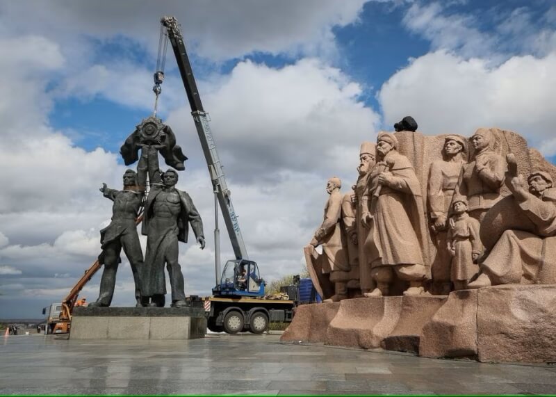圖為去年4月基輔一座紀念烏克蘭和俄羅斯國家友誼的蘇聯紀念碑正在被拆除。（路透社）