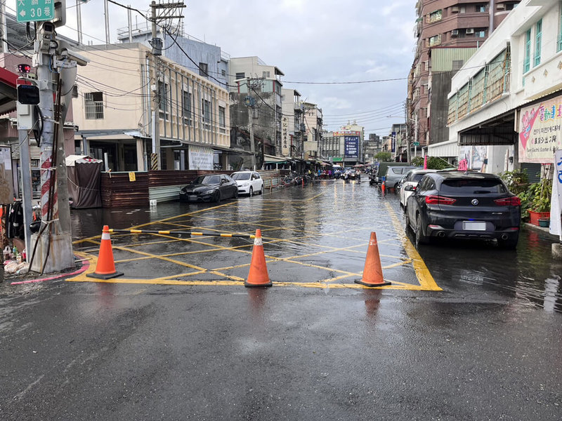 颱風蘇拉逼近南台灣，適逢中元節年度大潮，高雄旗津連兩天發生海水倒灌，大關路市場前30日上午再度出現積淹水，警方出動管制。（高市鼓山警分局提供）中央社記者洪學廣傳真 112年8月30日