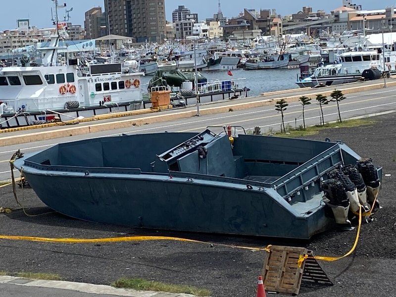 澎湖西嶼頭西南7浬27日發現不明快艇漂流，澎湖海巡隊在颱風來臨前拖返馬公，艇上未發現有人員，研判是中國的走私船，在海上翻覆後隨著海流漂到澎湖。（澎湖海巡隊提供）中央社  112年8月30日