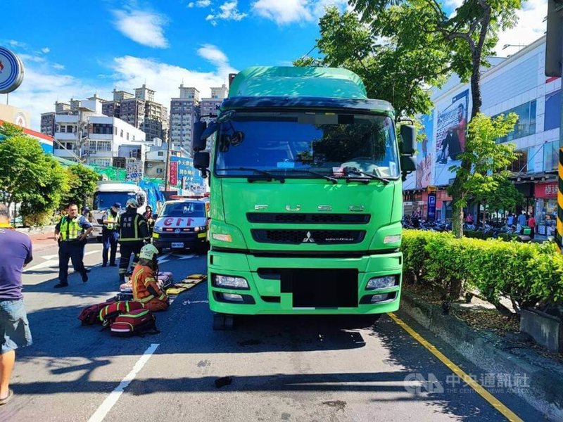 桃園市71歲陳姓婦人30日上午違規穿越蘆竹區南山路一處路口，並未走在行人穿越道上，當時路上車輛正在停等紅燈，陳婦走到曳引車前時剛好綠燈，遭起步行駛的曳引車輾過、送醫不治。（翻攝照片）中央社記者葉臻傳真  112年8月30日