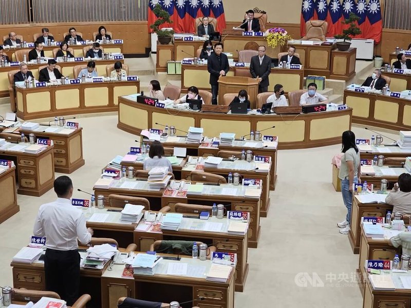 民眾黨新北市議員陳世軒（前左背對者）要求提供新北市長侯友宜請假紀錄遭拒，陳世軒30日在議會批評，對市府作為完全無法接受，並公開人事處拒絕提供所依據法條，包括檔案法、各機關人事資料管理規則及政府資訊公開法，但其中所指不能提供的資料都沒有包括市長請假紀錄，認為市府都在「呼攏」議員。中央社記者王鴻國攝  112年8月30日