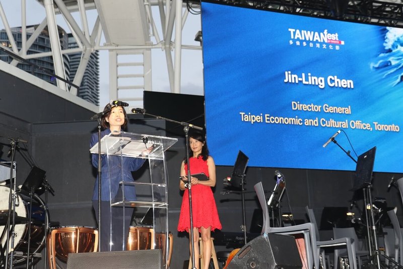 多倫多台灣文化節(TAIWANfest Toronto)在湖濱中心登場,駐多倫多辦事處長陳錦玲(左)應邀在台灣文化節開幕式致詞。(駐多倫多辦事處提供)中央社記者胡玉立多倫多傳真 112年8月30日