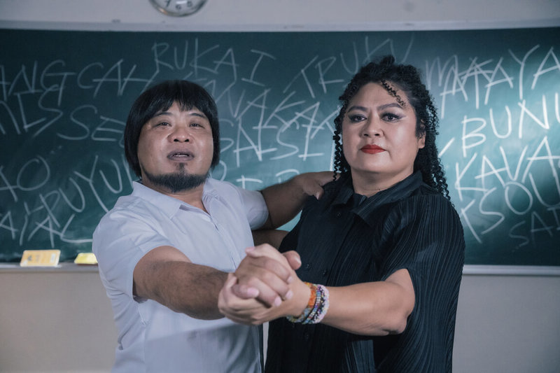 歌手巴奈Panai（右）、巴大雄（左）合唱新歌「你說你又沒有推他」，以詼諧曲風呼籲社會尊重原住民族的轉型正義。（子皿提供）中央社記者王心妤傳真 112年8月30日