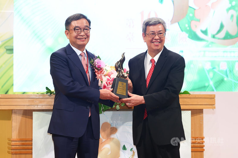 第10屆台灣保險卓越獎頒獎典禮30日在台北舉行,行政院長陳建仁(右)頒發終身成就卓越獎給泰安產物保險董事長李松季(左)。中央社記者王騰毅攝 112年8月30日