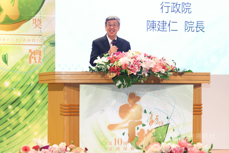 行政院長陳建仁30日下午出席第10屆台灣保險卓越獎頒獎典禮,致詞肯定所有獲獎者與團體以保險「保障」的初衷,提供保戶完善的服務,並積極參與或推動金融永續發展。中央社記者王騰毅攝 112年8月30日