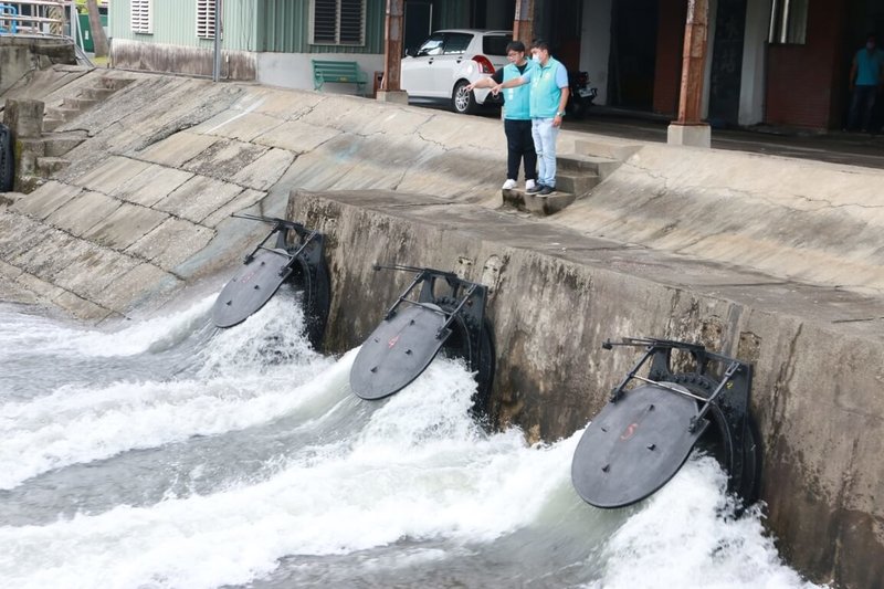 颱風蘇拉逼近，預估30、31日影響台灣最明顯，為避免強降雨造成災情，花蓮市長魏嘉彥（左）30日視察南濱抽水站及明禮抽水站，確認抽水機組運作正常。（花蓮市公所提供）中央社記者張祈傳真  112年8月30日