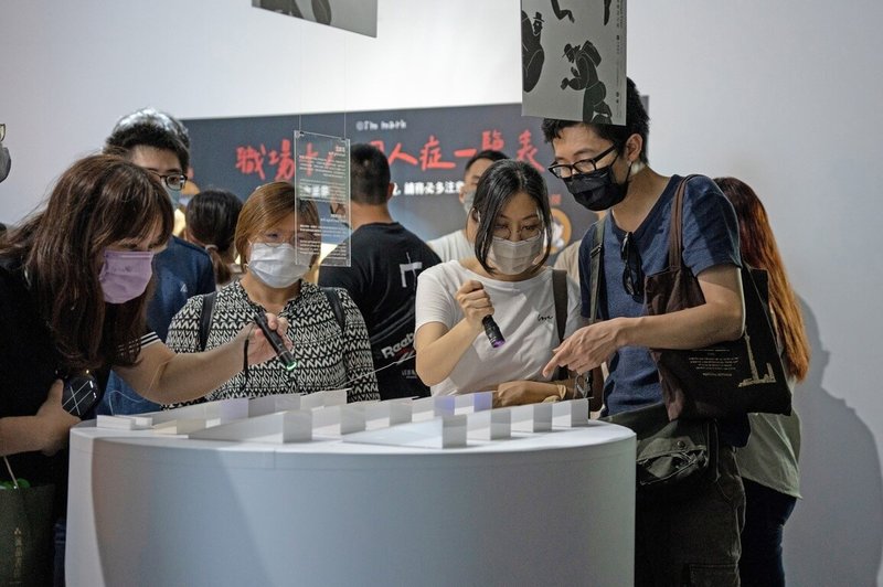 在2022台灣設計展中,手心設計團隊發想的「高雄立」(Kaohsiung Pose)月曆,讓民眾以手電筒探索發現高雄之美,為去年台灣設計展中最熱門的展品之一。(高雄市政府青年局提供)中央社記者林巧璉傳真 112年8月30日