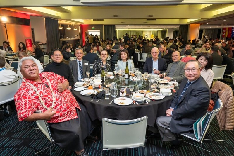 紐西蘭國會議員、市議員等貴賓出席2023奧克蘭台灣美食節的Taste of Taiwan辦桌晚宴。(駐奧克蘭辦事處提供)中央社記者李宗憲雅加達傳真 112年8月30日