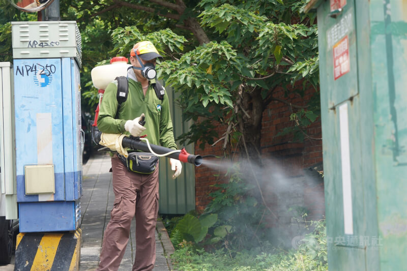 圖為台北市北投區消毒人員噴灑藥劑，避免蚊蟲孳生。（中央社檔案照片）