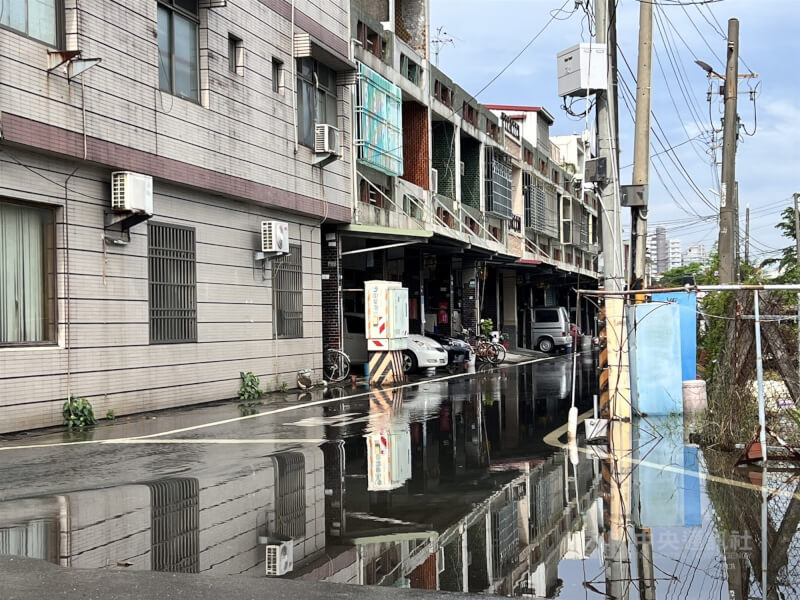 颱風蘇拉靠近台灣之際又遇大潮,屏東縣東港鎮部分路段出現海水倒灌情形,水漫道路,幸積水已逐漸消退。中央社記者李卉婷攝 112年8月30日