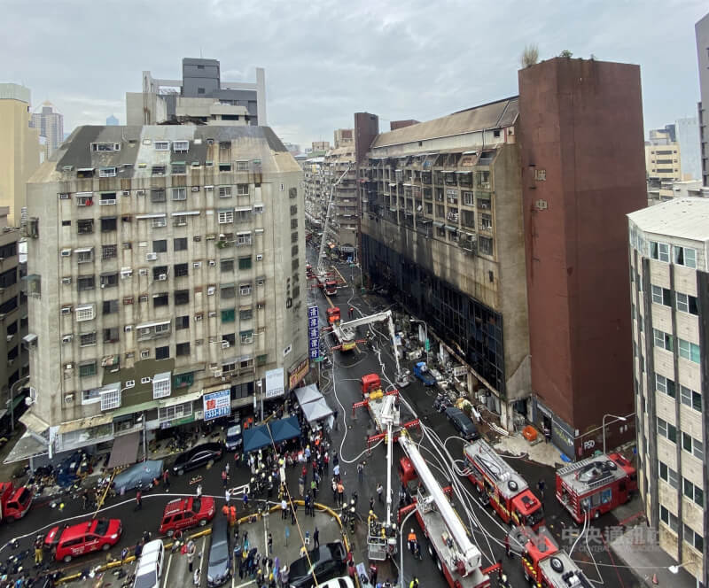 圖為110年高雄市城中城大火現場，消防撲滅火勢。（中央社檔案照片）