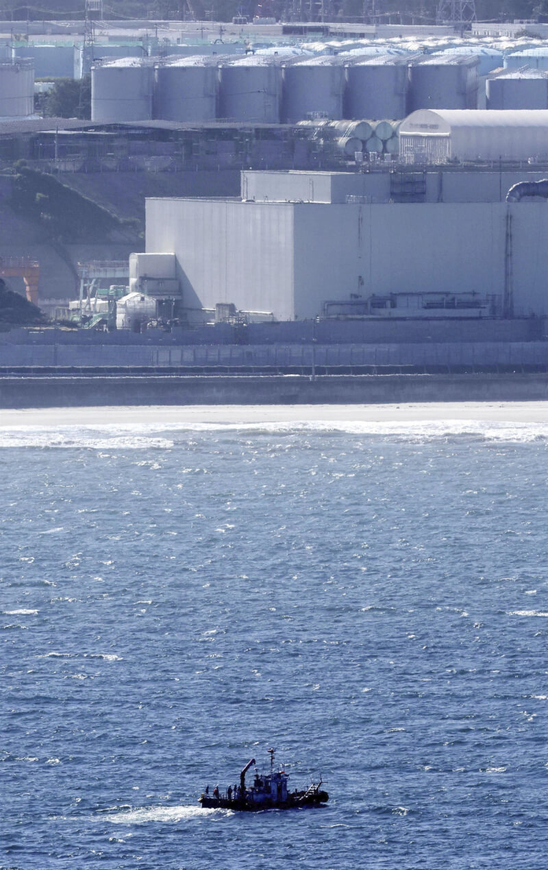 圖為檢測船隻24日在福島核電廠附近海域蒐集海水樣本。（共同社）