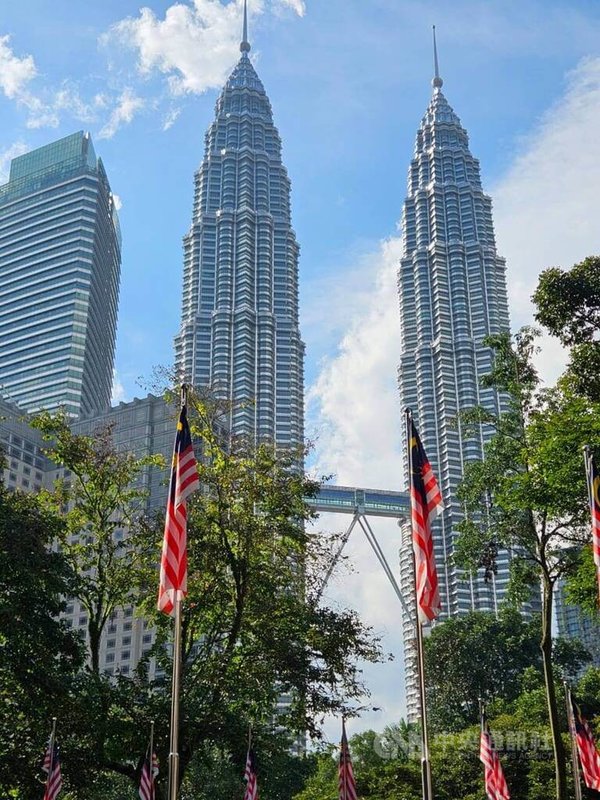 馬來西亞8月31日將舉行獨立66週年國慶日慶祝活動，各地百貨商場與街邊路口都看到國旗飄揚與相關看板。吉隆坡知名地標雙子塔也聚集慶祝人潮，圖為雙子塔。中央社記者黃自強吉隆坡攝  112年8月30日