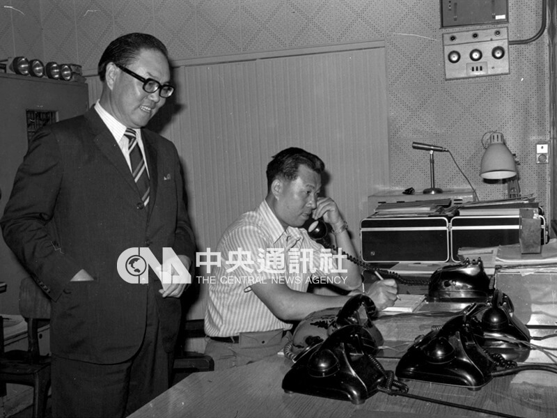 1973年8月政府成立全國治安龍頭刑事警察局，首任刑事警察局長酈俊厚（左）到八號總機室巡視電訊設施。（中央社檔案照片）