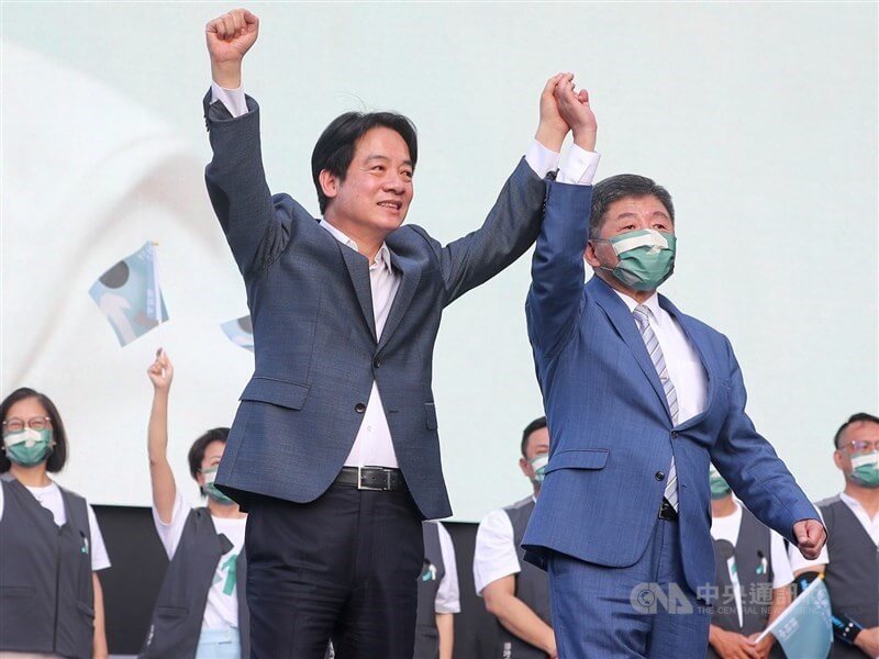 圖為去年陳時中（前右）參選台北市長，舉行競選總部成立大會，副總統賴清德（前左）出席與會。（中央社檔案照片）