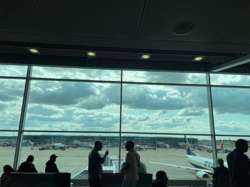 圖為英國倫敦斯坦斯特德機場，旅客等待航班取消或延誤的消息。（路透社）