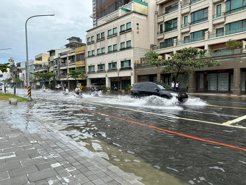 颱風蘇拉遠離，但適逢滿潮，台南運河31日上午河水倒灌，造成安平區安平路部分道路淹水。（台南市議員林依婷提供）中央社記者張榮祥台南傳真  112年8月31日