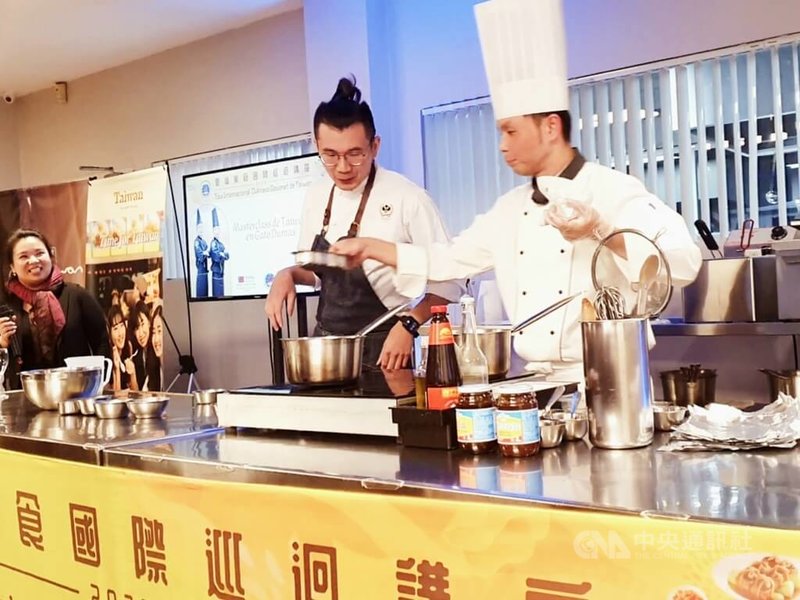主廚洪廷瑋(左2)及副主廚李健銘(左1)應僑務委員會「台灣美食國際巡迴講座」來到阿根廷,雙廚特為貓.杜馬斯廚藝學院設計出5道台式經典和創意料理,現場親手示範教授。中央社記者黃韻如布宜諾斯艾利斯攝 112年8月31日