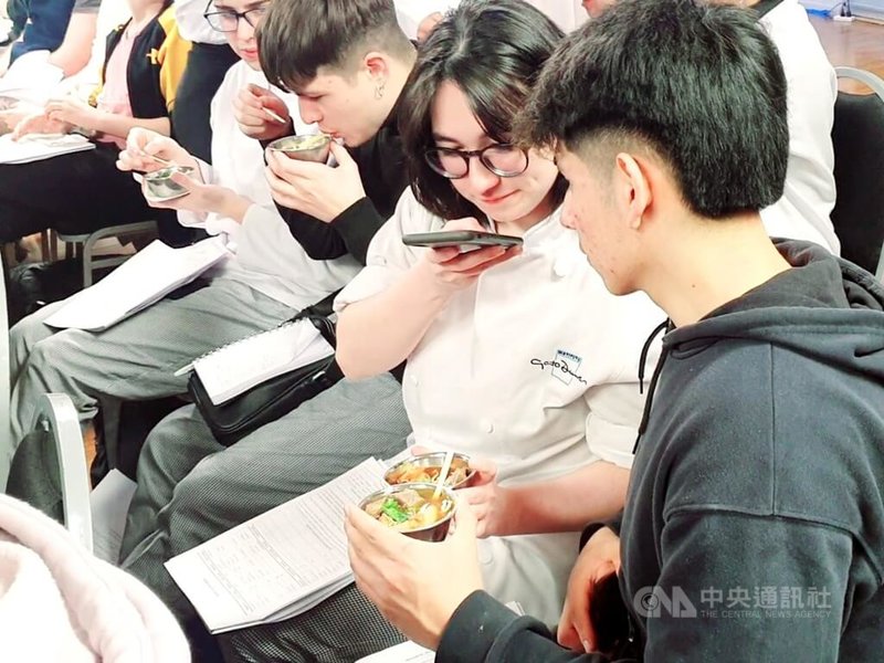 台灣與阿根廷廚藝學校簽訂合作備忘錄,簽署會也辦理臺灣美食國際巡迴講座,與會者學習5道台灣料理,阿根廷貓.杜馬斯廚藝學院學生好奇興奮品嚐台式牛肉麵,拍照仔細觀察擺盤內容。中央社記者黃韻如布宜諾斯艾利斯攝 112年8月31日