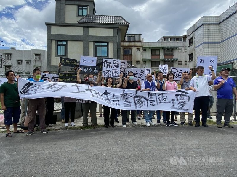 竹科龍潭園區擴建計畫用地範圍位於桃園市龍潭區八德段、聖德段及德龍段，反對龍科擴大土地徵收居民自救會31日上午集結抗爭，高喊「反迫遷、反掠奪、誓死守護家園」等口號，希望政府保障居民基本生存權益。中央社記者葉臻攝  112年8月31日