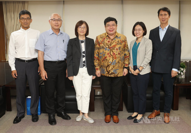 新加坡駐台北商務辦事處副代表王宗翰(右3)31日拜訪中央社,在社長曾嬿卿(左3)、副社長陳正杰(左2)、新聞部總編輯王思捷(左)、國際暨兩岸新聞中心主任廖漢原(右)等人陪同下,對台星關係等議題交換想法。中央社記者謝佳璋攝 112年8月31日