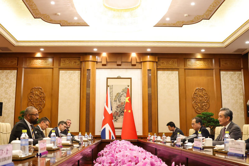 英國外交大臣柯維立（左1）30日在北京與中國外長王毅（右1）舉行雙邊會談。（英國政府提供）中央社記者陳韻聿倫敦傳真 112年8月30日