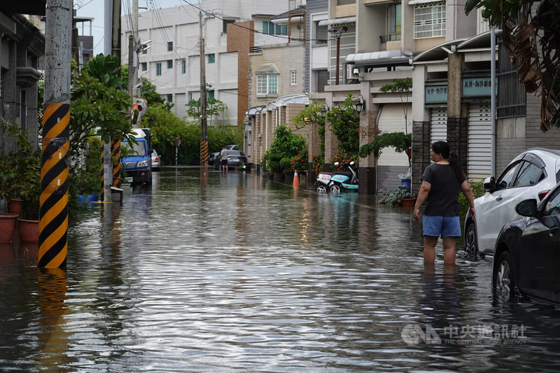 年度大潮期間，屏東縣東港鎮低窪地區連2天受海水倒灌影響，31日清晨再度水漫道路，不少早起民眾見到住家淹水，只能無奈卻也束手無策。中央社記者李卉婷攝  112年8月31日