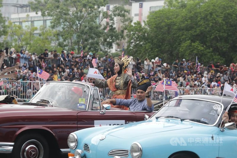 馬來西亞政府31日在行政中樞布特拉加亞（PutraJaya）布城廣場舉行國慶慶典活動，也有古董車遊行。中央社記者黃自強吉隆坡攝  112年8月31日